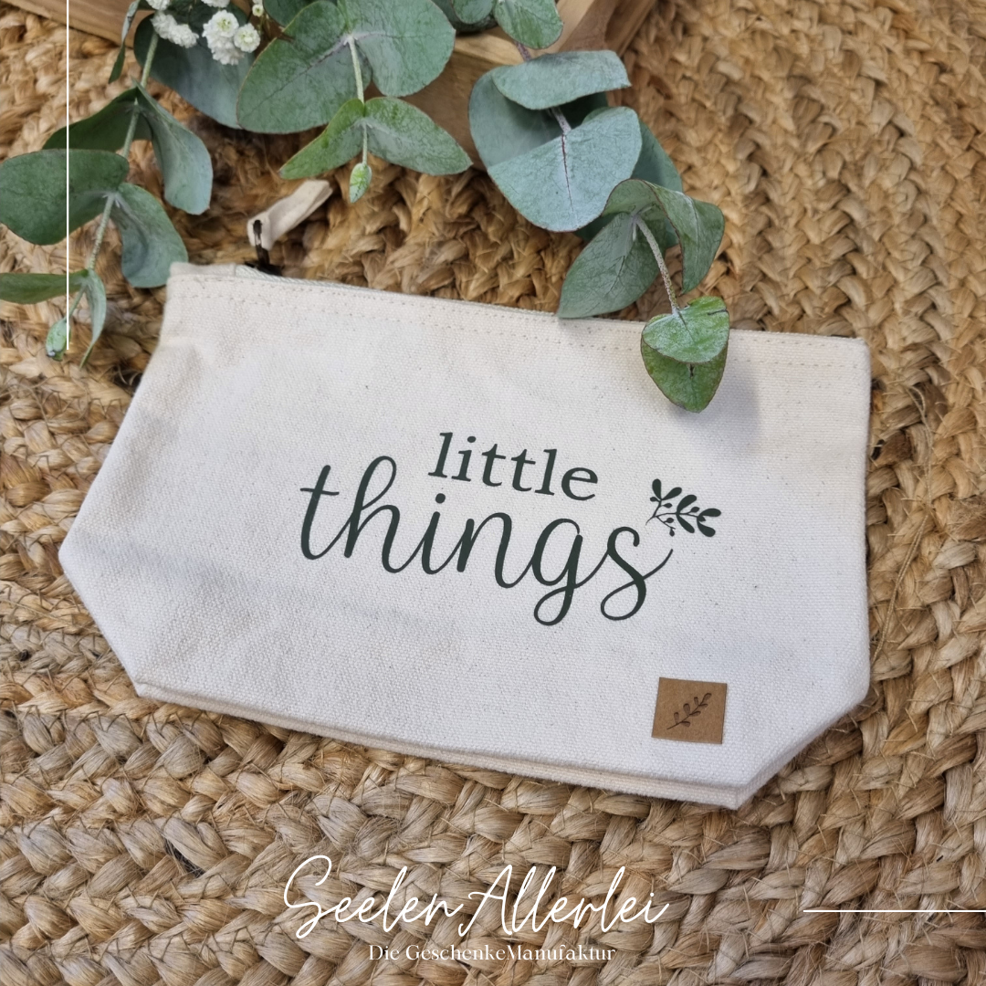 little things als Aufschrift auf einer kleinen Kulturtasche