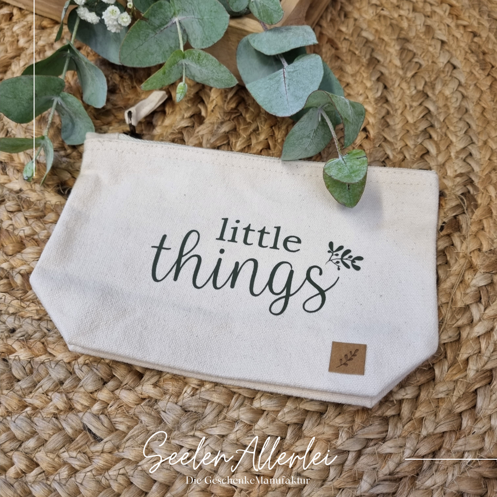 little things als Aufschrift auf einer kleinen Kulturtasche