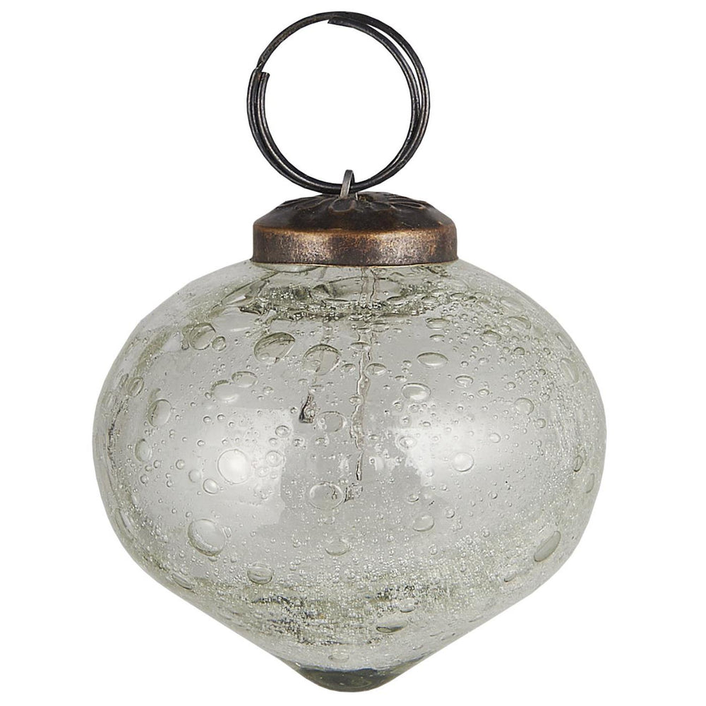 zwiebeförmige Baumkugel aus Echtglas vor weißem Hintergrund