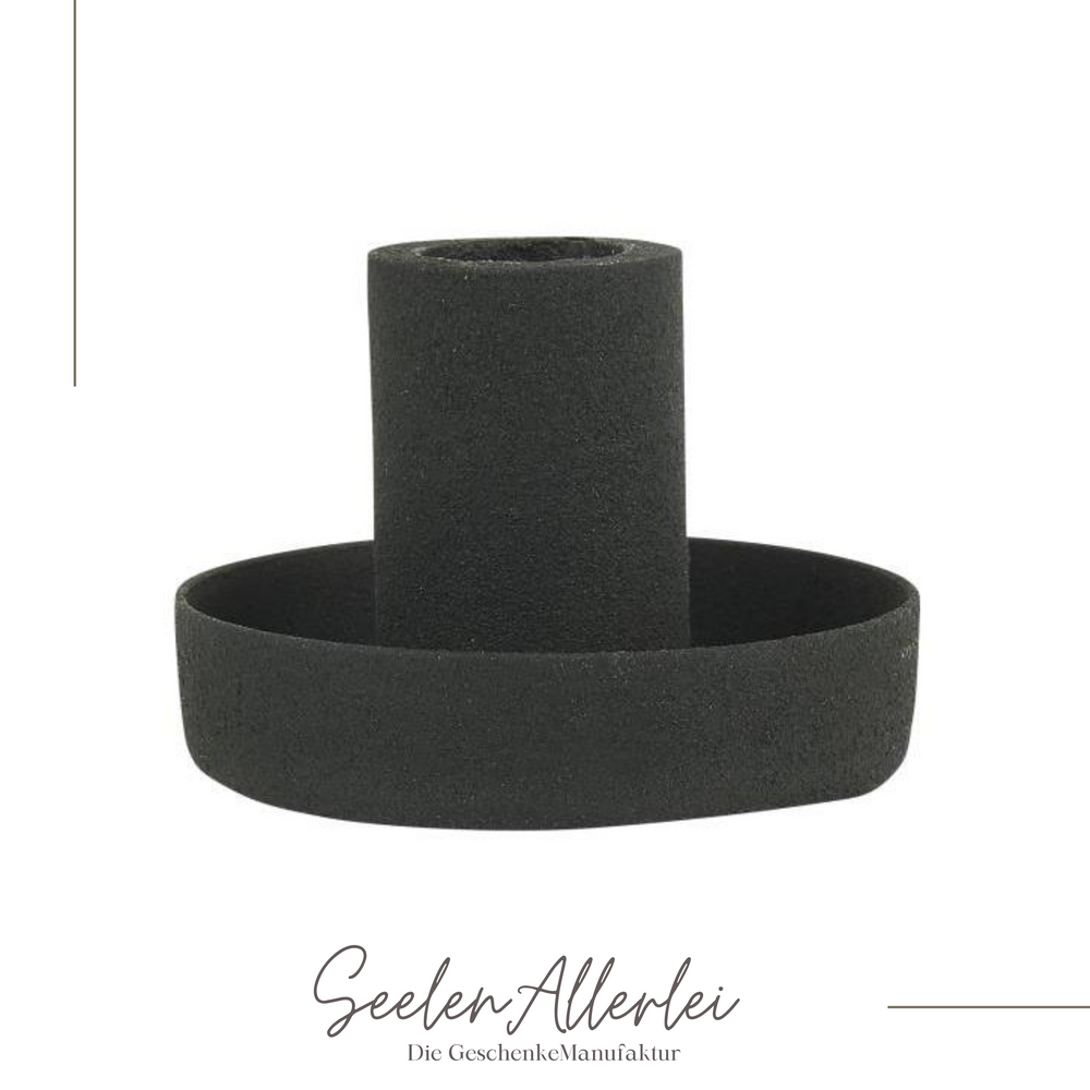 Detailaufnahme vom schwarzen Kerzenhalter auf weißem Hintergrund