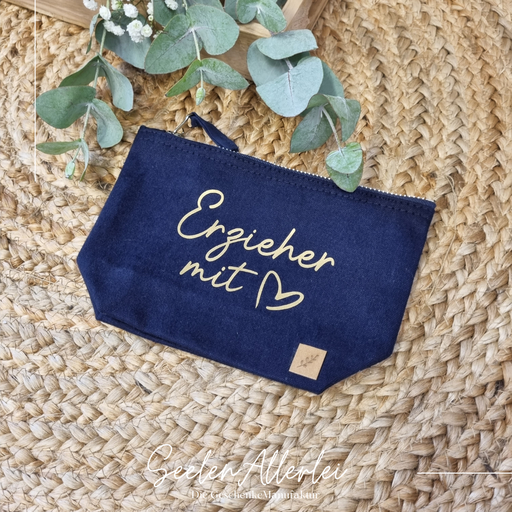 blaue Canvastasche als Allzweckkulturtasche mit der Aufschrift erzieher mit Herz
