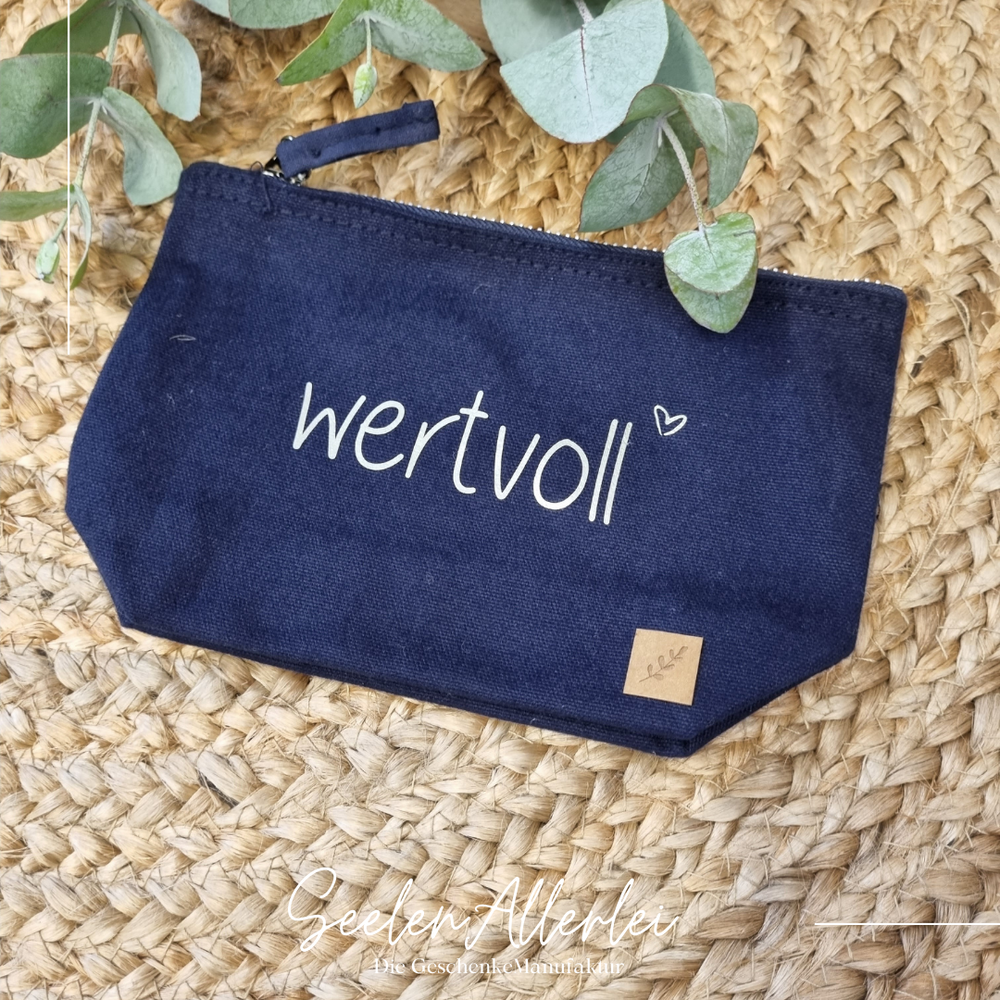 Tasche in blau mit dem Aufdruck wertvoll in Champagner