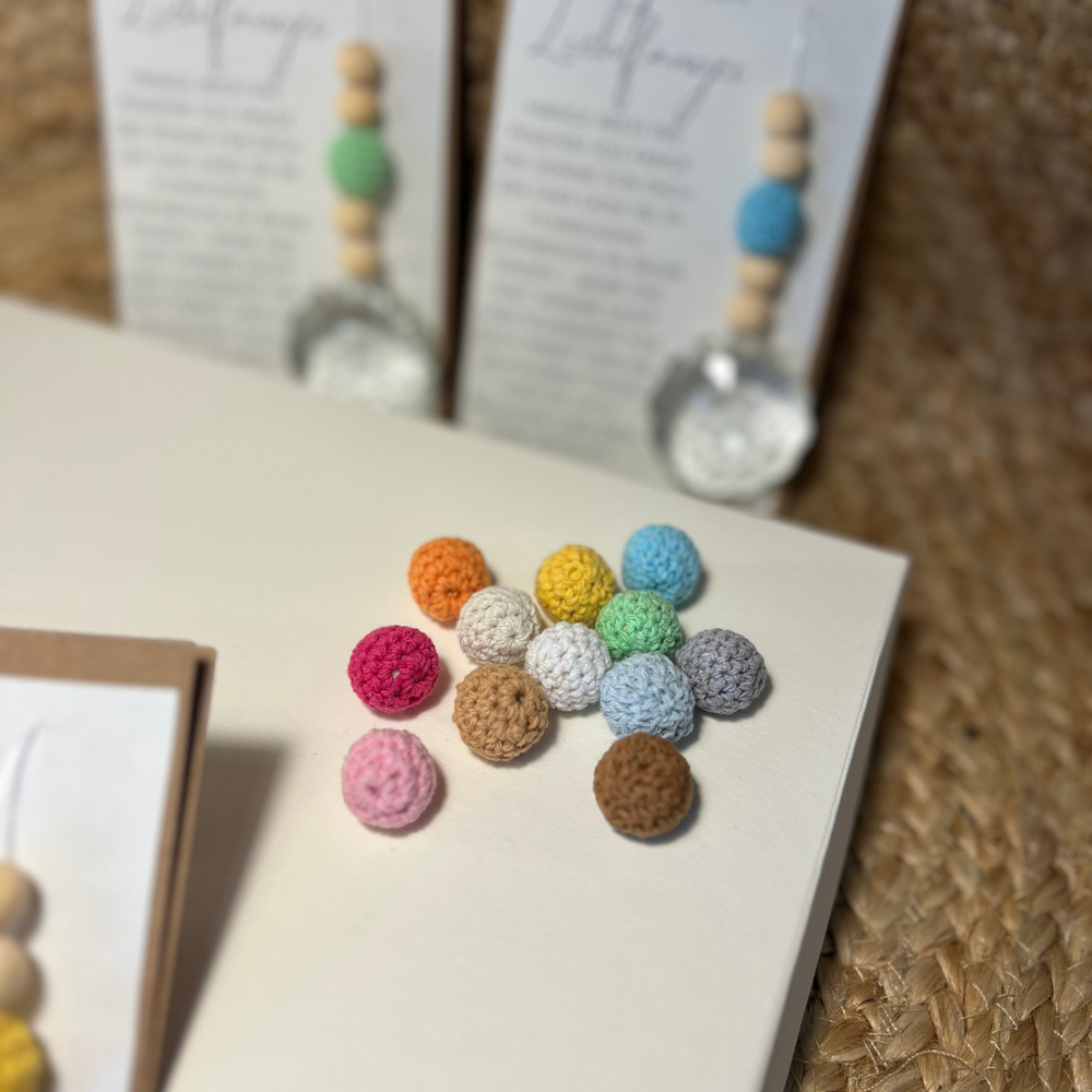 Beispiel verschieden farbiger Häkelperlen zur Auswahl für die Sonnenfänger - Suncatcher.