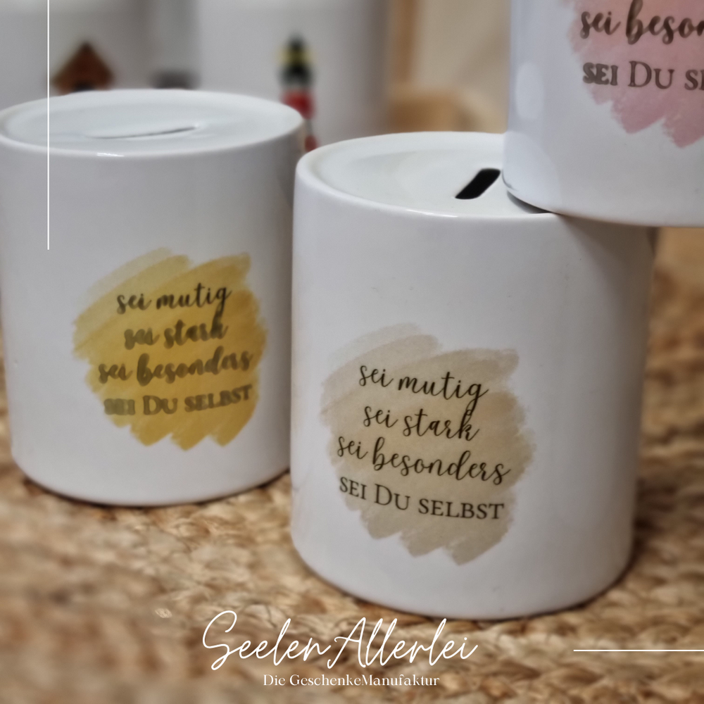 Einzelaufnahme spardose Porzellan mit zwei weiteren Spardosen auf einem Teppich als Produktfoto