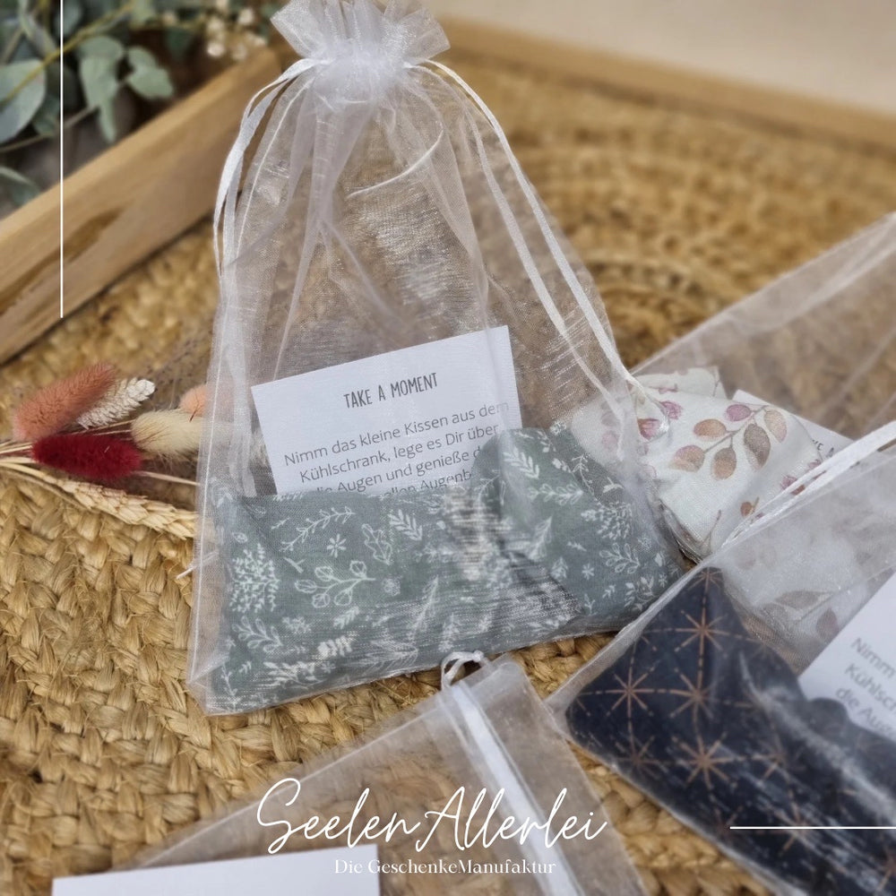 Kältekissen für die Augen im Organzasäckchen und Anleitungstext