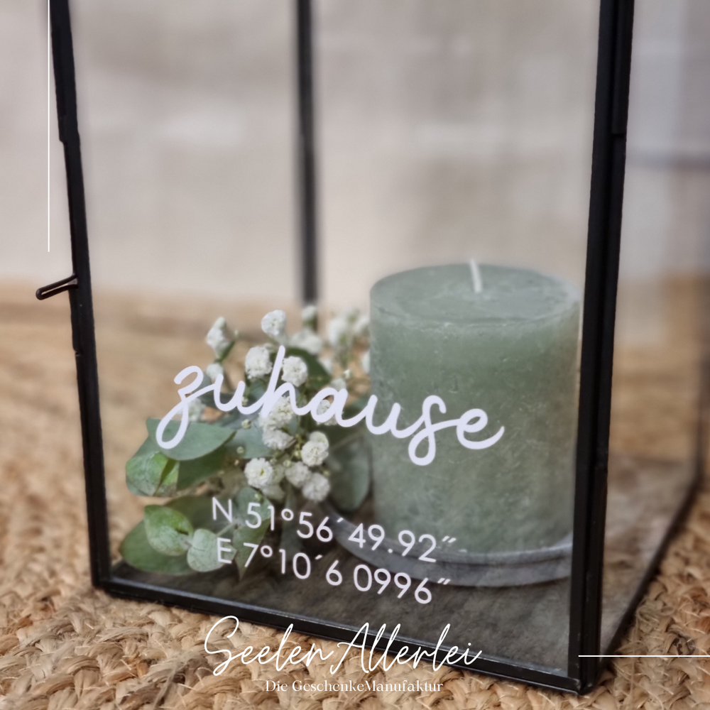 Laterne mit Detailaufnahme der Individualisierung mit kooradinaten und der Aufschrift Zuhause