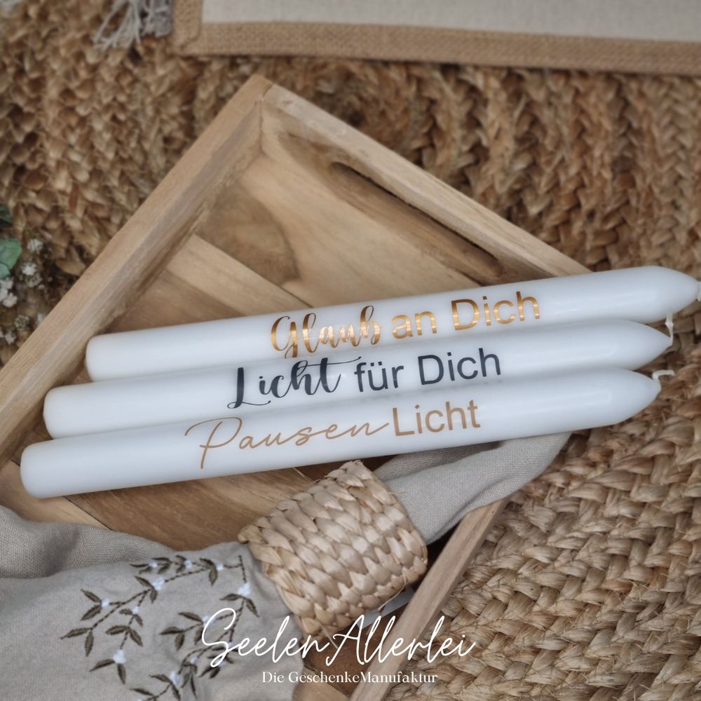 Stabkerzen mit der Aufschrift Glaub an Dich - Lichdt für Dich - Pausenlicht