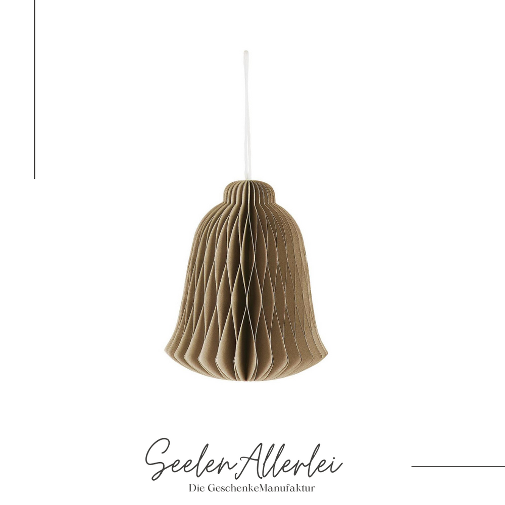Weihnachtsbaumanhänger in Glockenform in beige vor weißem Hintergrund