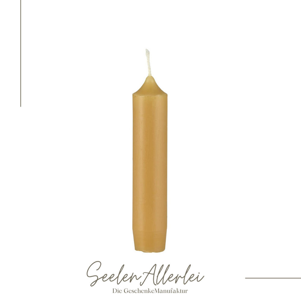Kerze 11cm von IBLaursen in gelb vor weißem Hintergrund