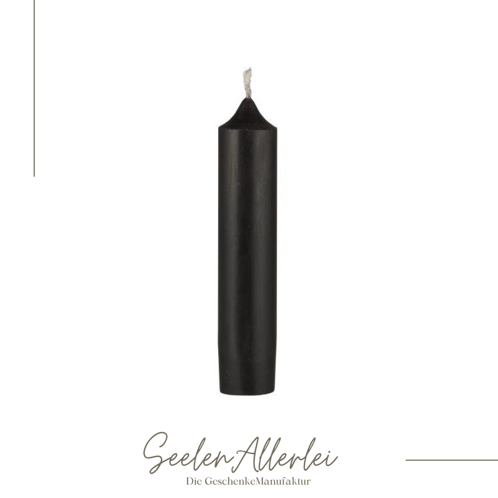 schwarze Stabkerze als Einzelaufnahme vor weißem Hintergrund