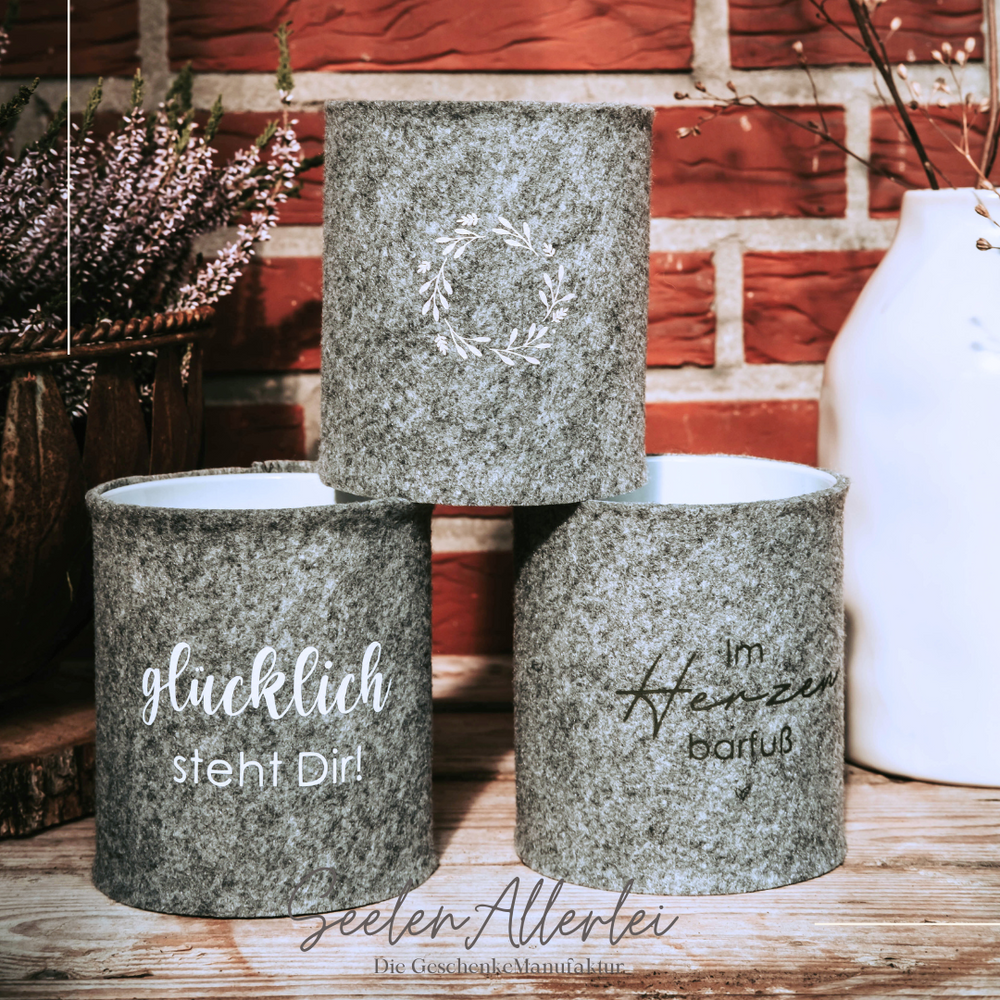 drei Dosen mit verschiedenen Aufdrucken steht vor einer Mauer auf einem Holzregal