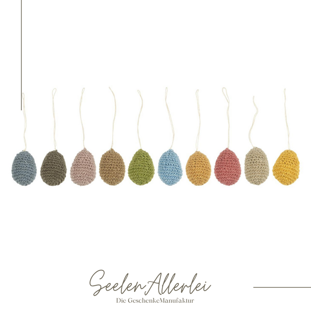 alle 10 Farben der gehäkelten Ostereier sind vor weißem hintergrund abgebildet