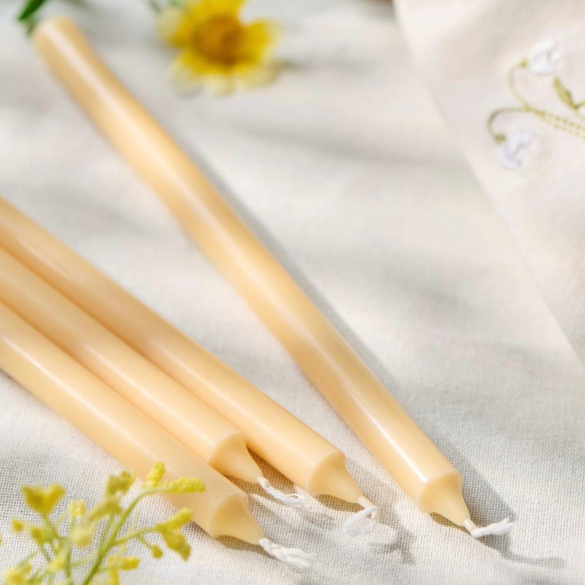 dünne Stabkerze von IBLaursen in zauberhafter FrühlingsFarbe gelb- Limonadengelb. 
