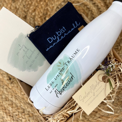 Geschenkset für kinder zur Einschulung bestehend aus einer Thermo-Trinkflasche aus Edelstahl, einem kleinen Täschchen mit Aufdruck "Du bist wundervoll"  und einer Karte im GesschenkSet verpackt.