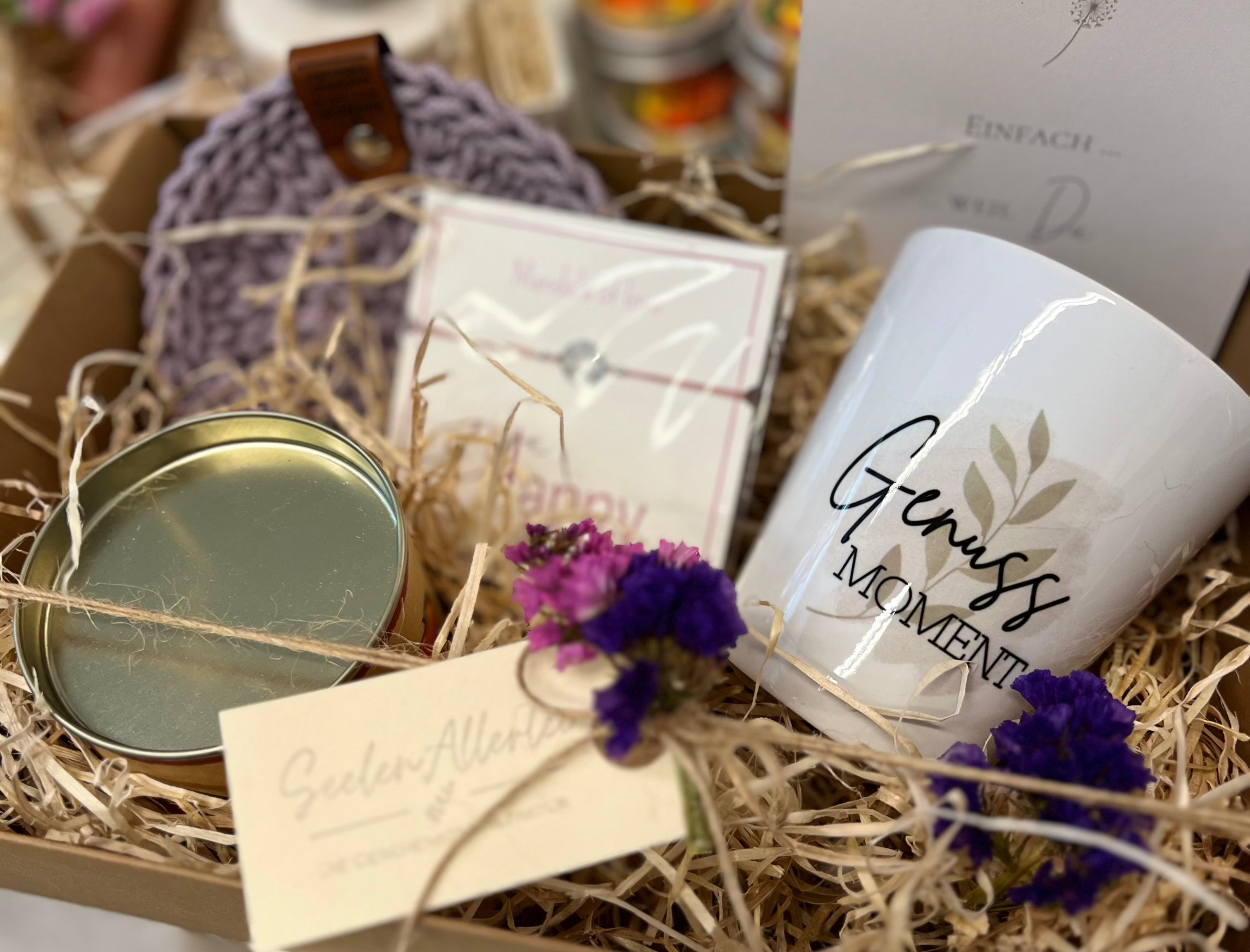 Geschenkbox gefüllt mit einer  Porzellantasse und einem Untersetzer zusammen mit einem Apfelsaftgewürzund einem Armband. Geschenkset für die Freundin.