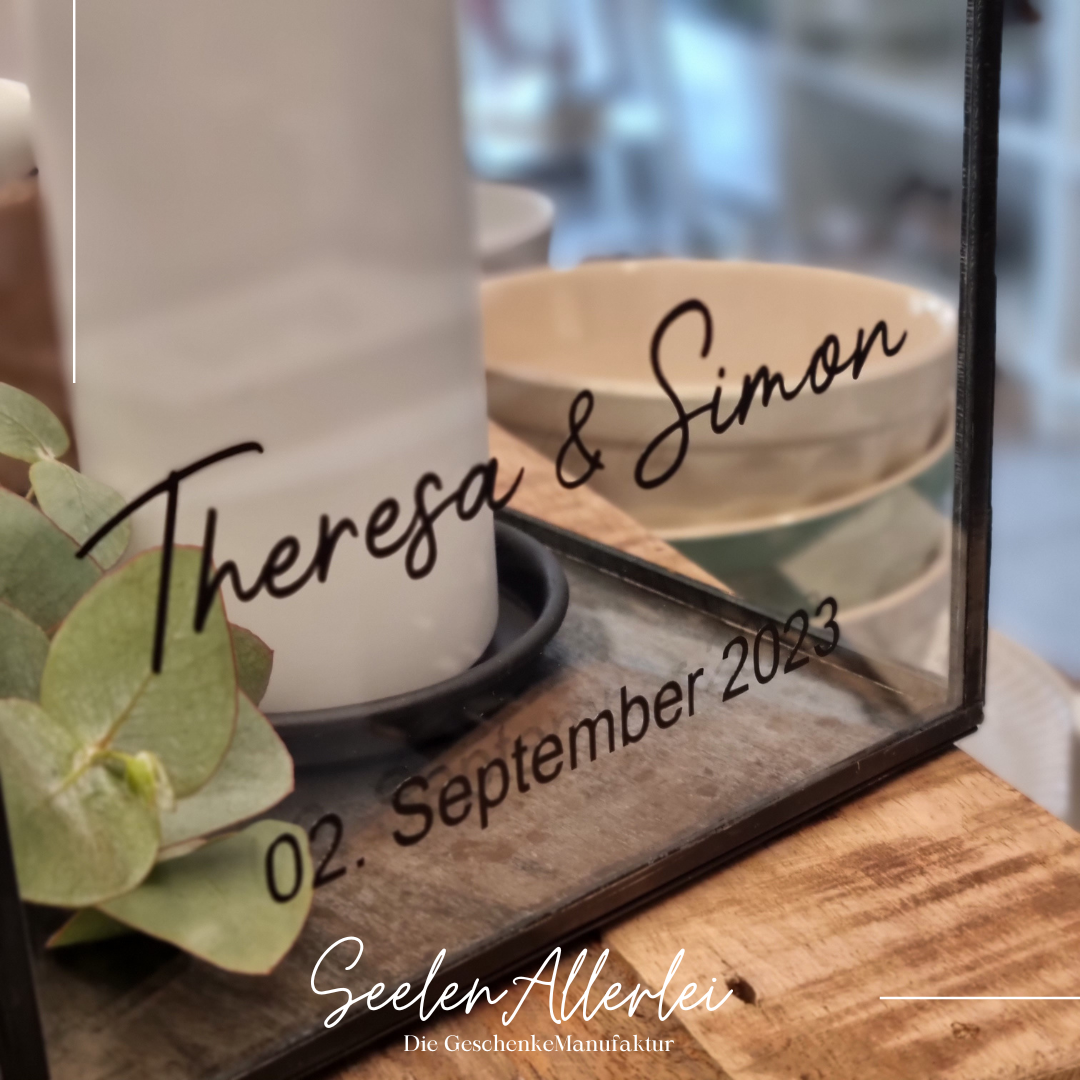 Detailaufnahme der Laterne mit Personalisierung für eine Hochzeit mit den Namen Theresa & Simon und dem Hochzeitsdatum