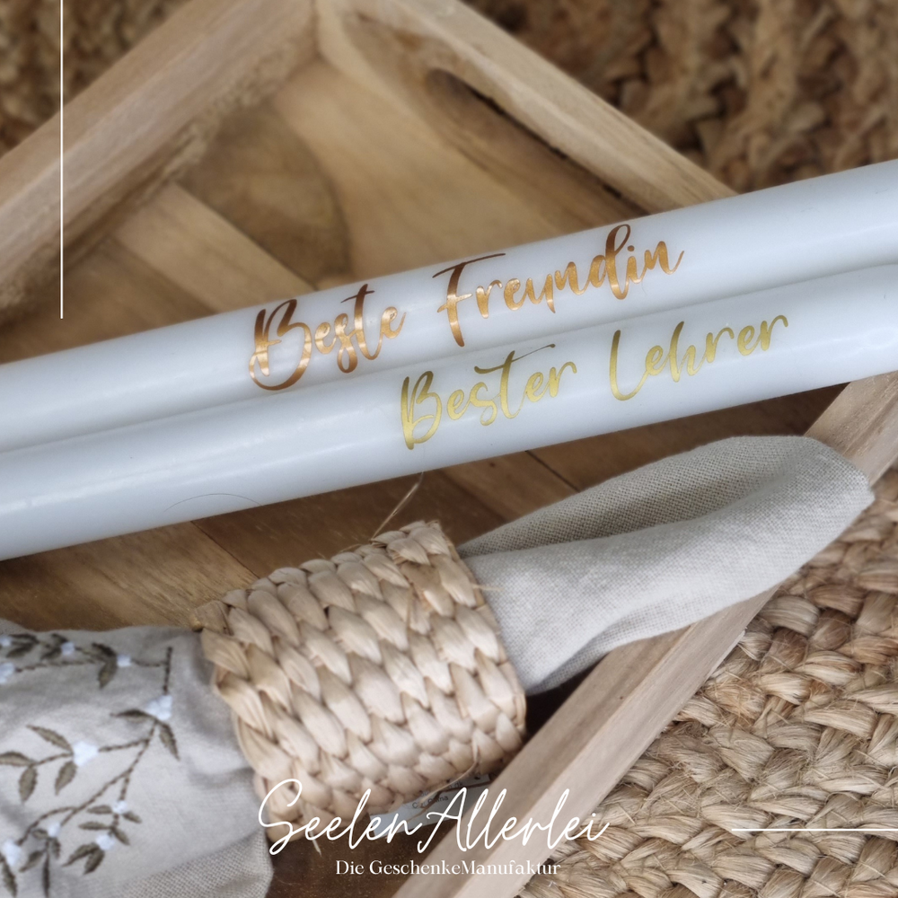 Beste freundin und bester Lehrer stehen auf einer weißen Stabkerze auf einem holztablett