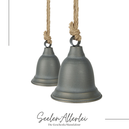 Detailaufnahme der hängenden Glocken aus Metall vor weißem Hintergrund