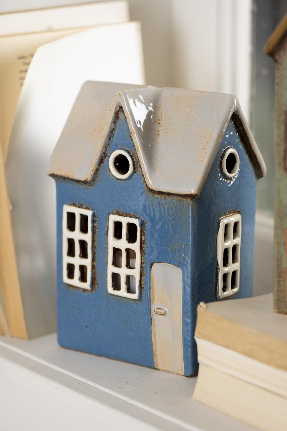 Zwei blaue Keramikhäuser für Teelichter nebeneinander als Regal Dekoration im Nyhavn Stil