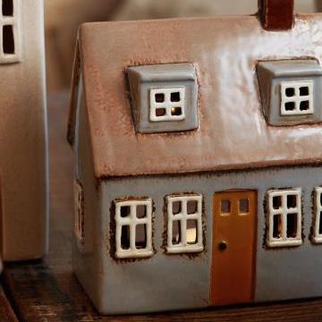 Keramikhaus mit Dachfenstern für Teelicht in Blau und Beige Tönen im authentischen Hygge Stil
