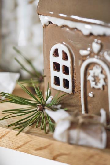 Keramikhaus Gingerbread Detail mit Tannenzweig Dekoration braun weiße Verzierungen Weihnachten