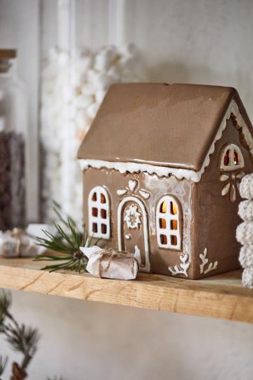 Gingerbread Keramikhaus für Teelicht mit Weihnachtsdekoration und festlichen Details Hygge Stil