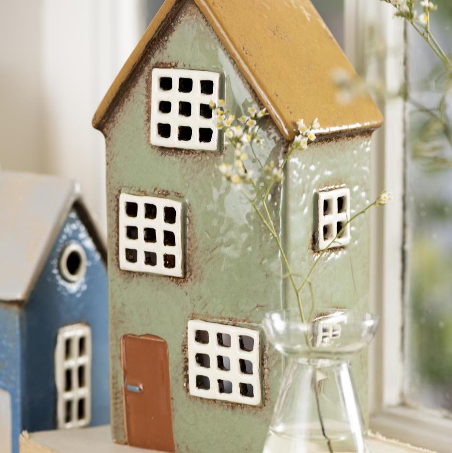 Grünes Keramikhaus mit gelbem Dach für Teelichter im bunten Nyhavn Stil als Hygge Dekoration
