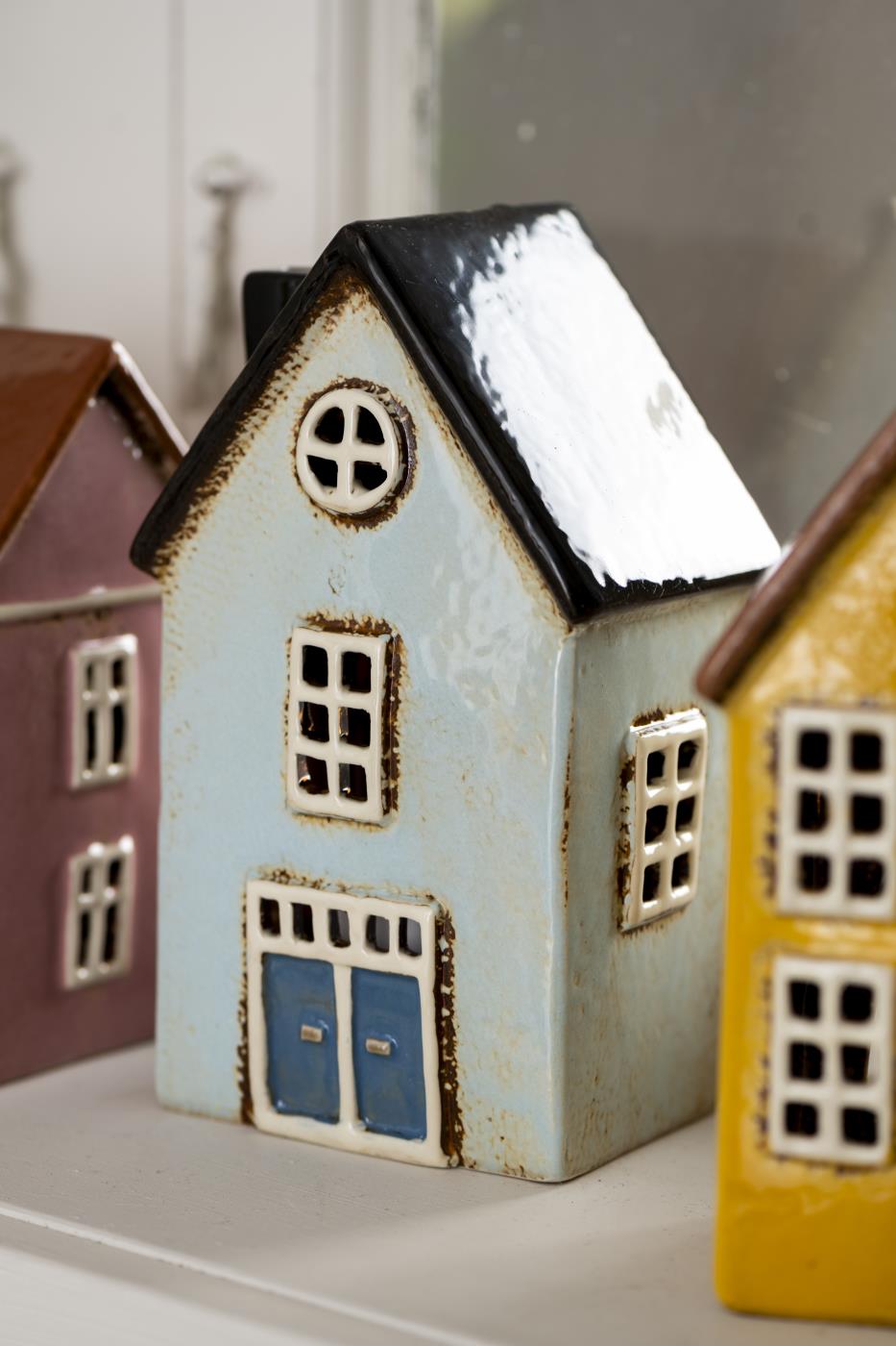 Hellblaues Keramikhaus für Teelicht mit schwarzem Dach und blauen Türen im Nyhavn Stil Kollektion