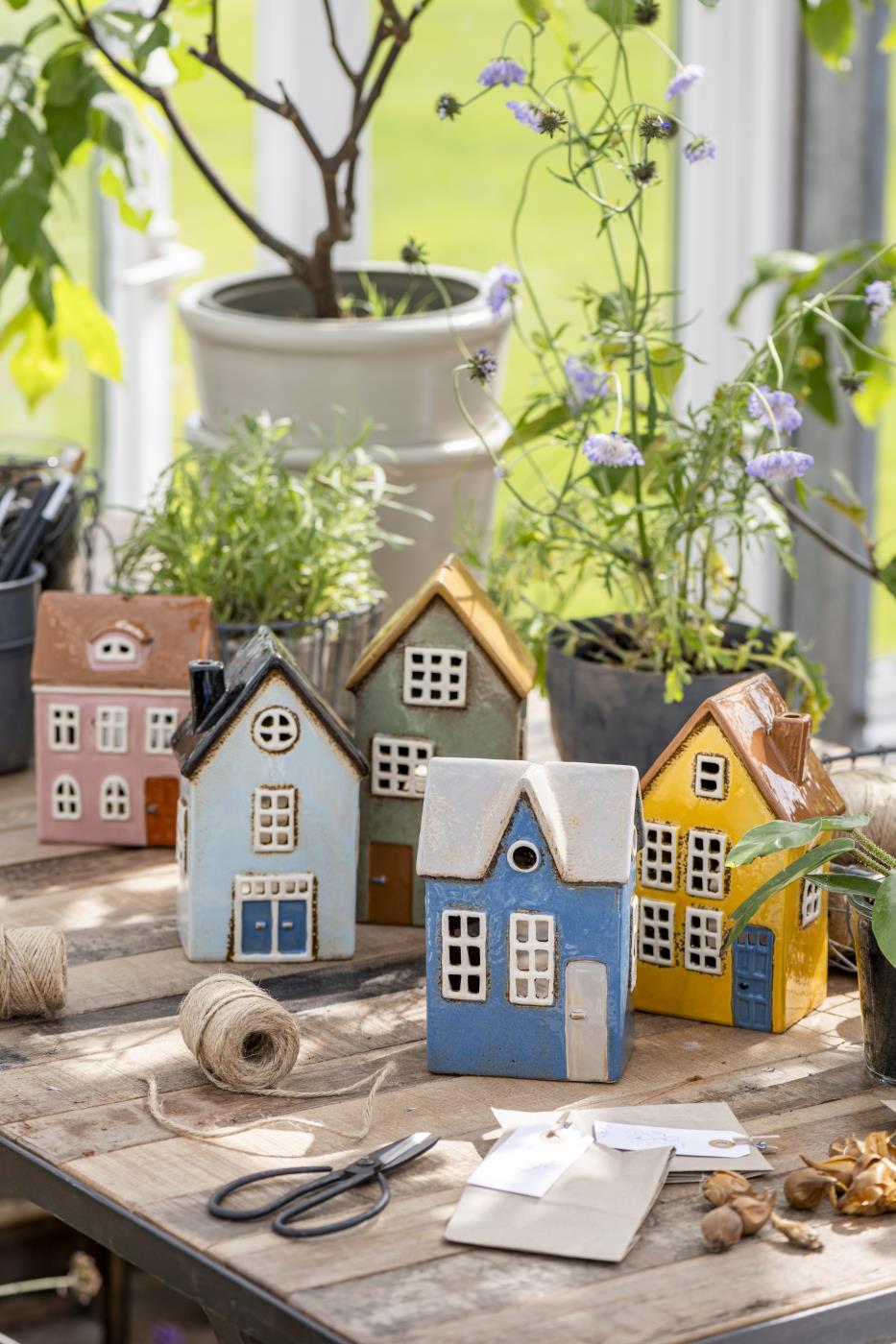 Keramikhaus Kollektion für Teelichter in verschiedenen Farben als Gartendekoration im Hygge Stil