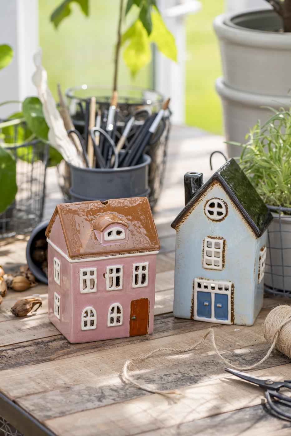 Zwei Keramikhäuser für Teelichter in Rosa und Grau als Paar Dekoration im Garten Hygge Stil