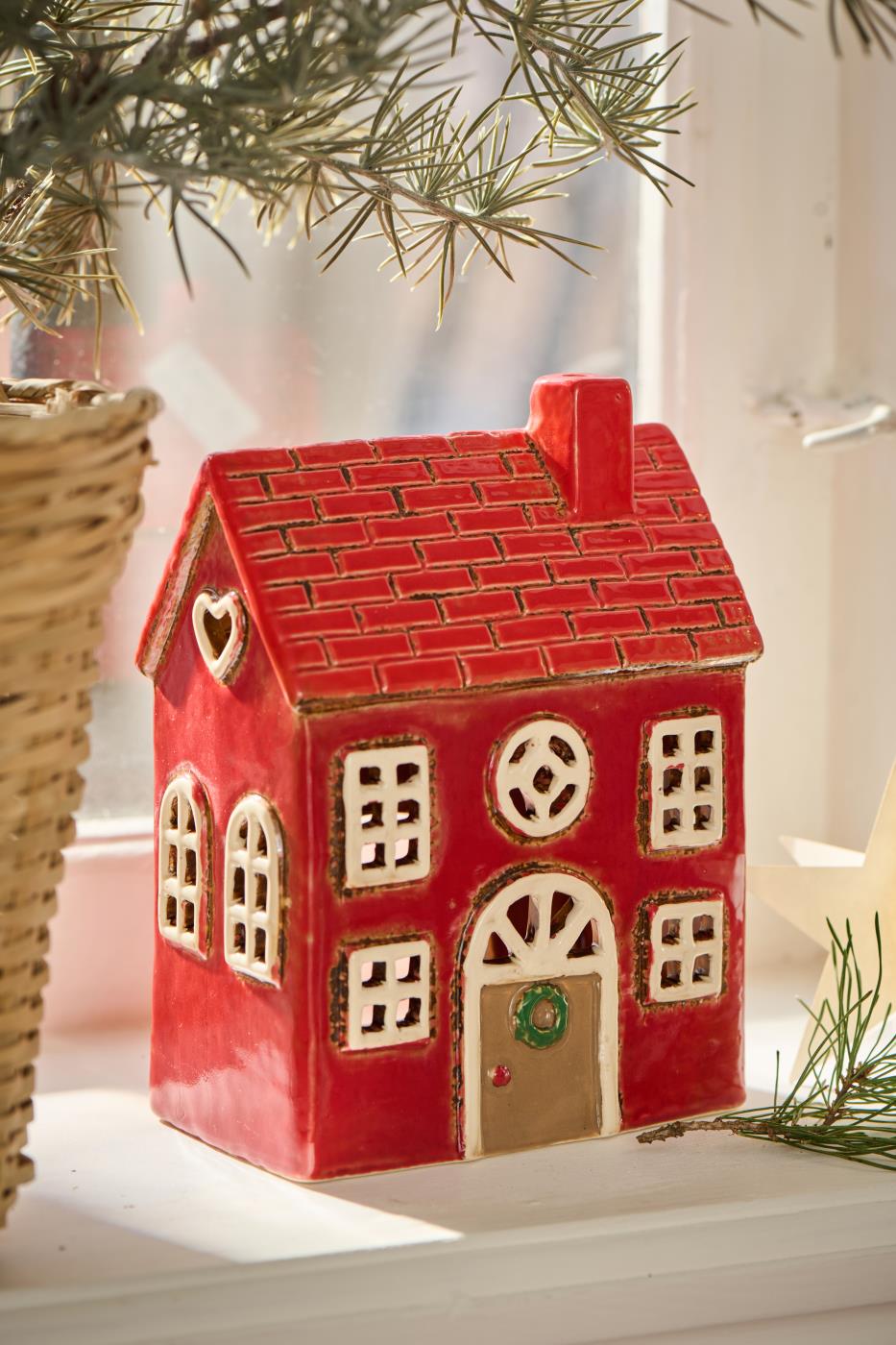Rotes Keramikhaus Ziegeloptik mit Türkranz als Weihnachtsdekoration für Teelichter festlich