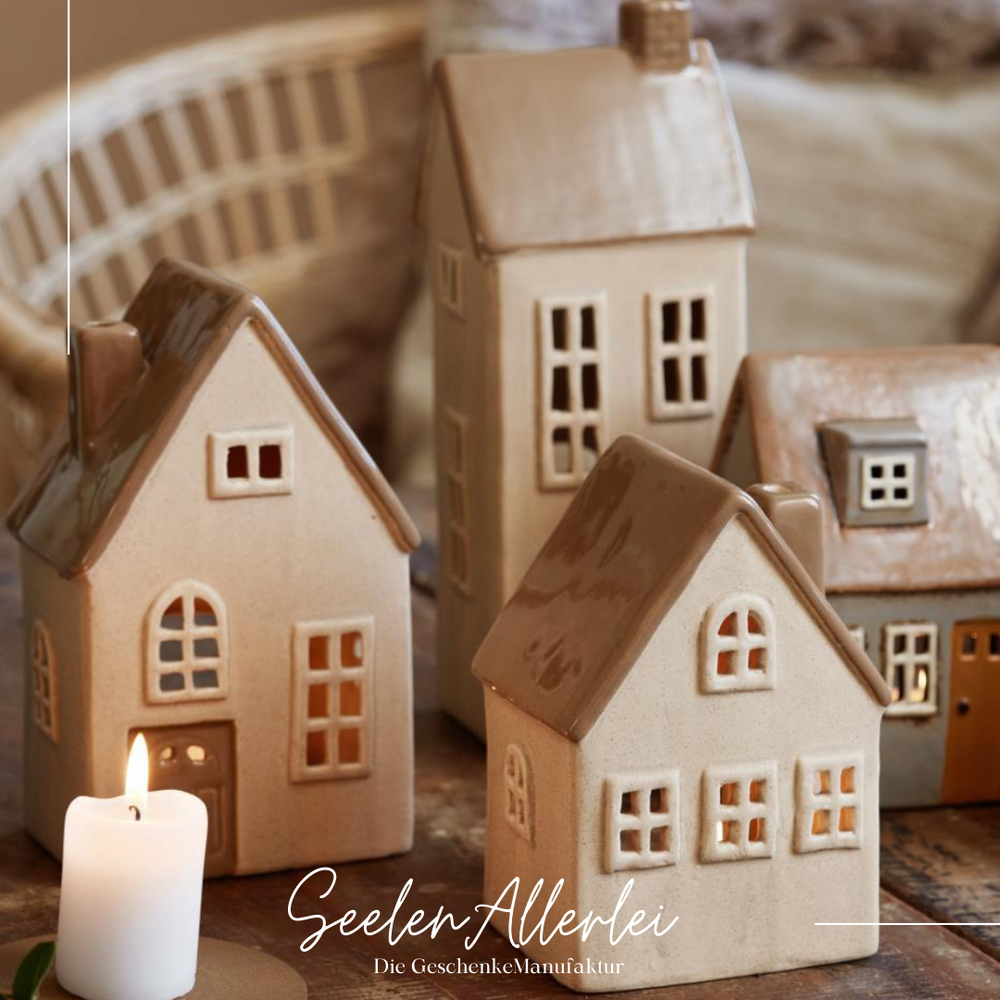 Beleuchtetes Keramikhaus mit Teelicht zeigt warme gemütliche Lichtstimmung im Hygge Stil