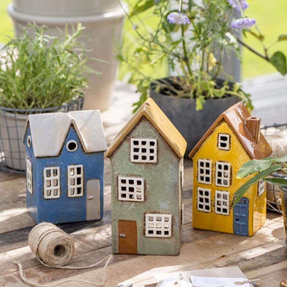 Bunte Keramikhäuser für Teelichter in Blau Gelb und Grün als Hygge Dekoration im Garten