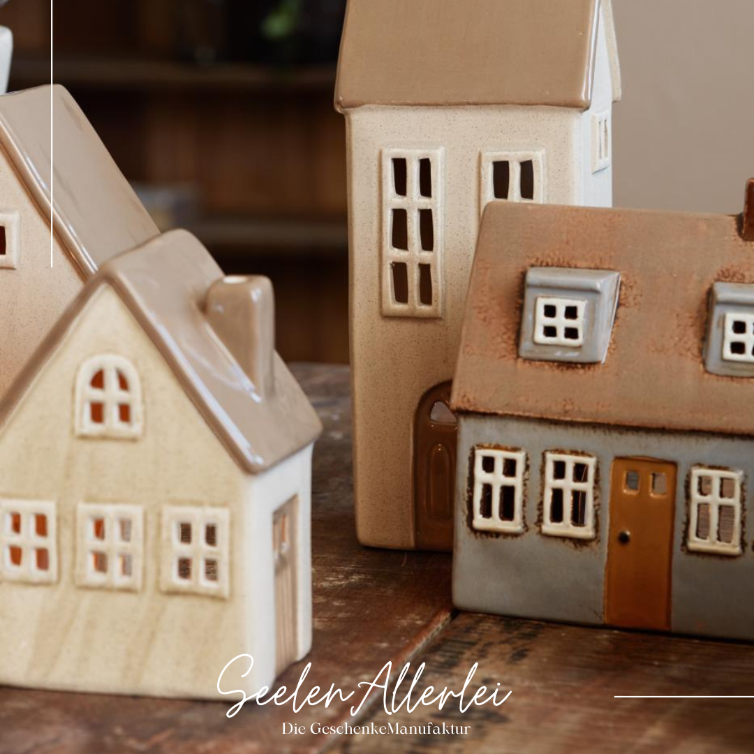 Detailansicht Keramikhaus für Teelicht in Beige und Weiß mit authentischen Hygge Design Details
