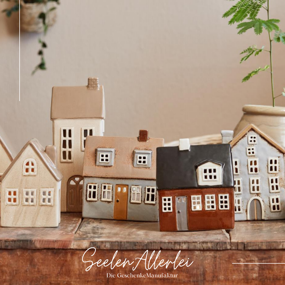 Keramikhaus Kollektion in natürlichen Farben Beige und Weiß für gemütliche Teelicht Atmosphäre