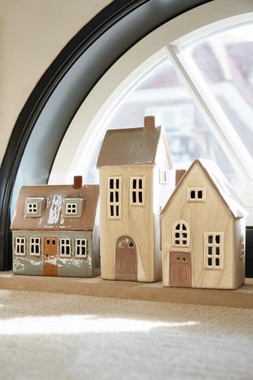 Keramikhaus Teelicht Dekoration in weißen und beigen Tönen als Fensterdeko im skandinavischen Stil