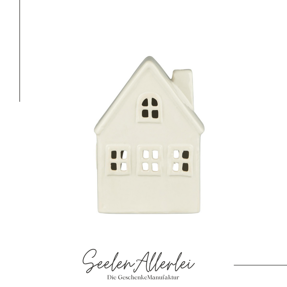 Weißes Keramikhaus für Teelicht Frontansicht mit drei Fenstern und rundem Dachfenster reinweiß