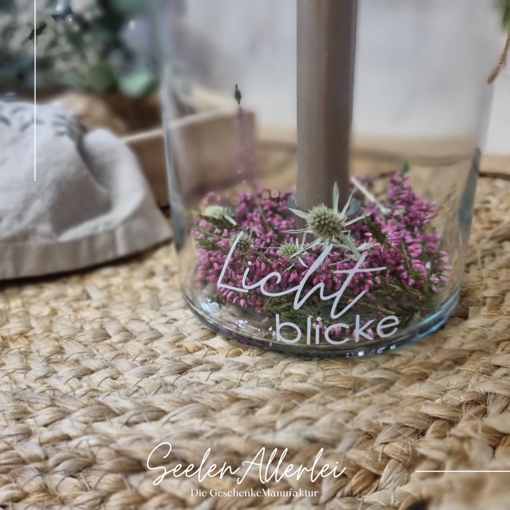 Detailaufnahme der Gravur Lichtblicke auf Kerzenglas mit lila Heidekraut und Trockenblumen
