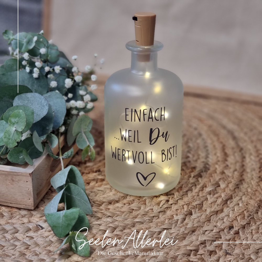 Leuchtflasche personalisiert mit Spruch Einfach weil Du wertvoll bist in satiniertem Glas mit LED Kette