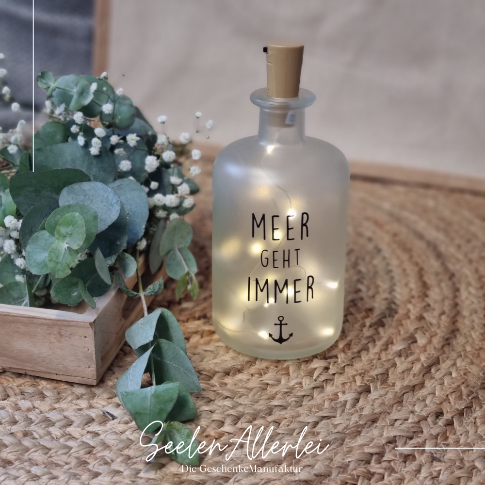 LED Leuchtflasche personalisiert mit maritimem Spruch Meer geht immer und Anker Symbol als Dekoration