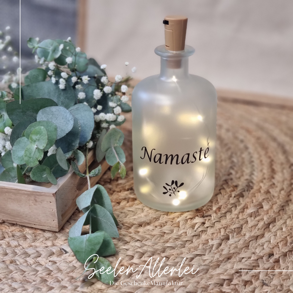 LED Apothekerflasche mit Spruch Namaste personalisiert fuer Entspannung und Meditation mit warmweißem Licht