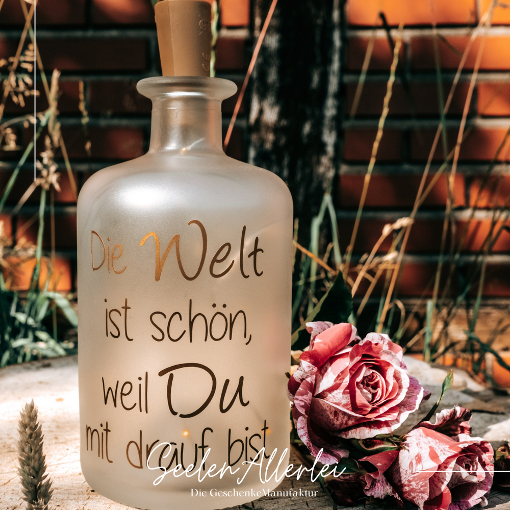 Leuchtflasche personalisiert mit Spruch Die Welt ist schoen weil Du mit drauf bist in eleganter Schrift