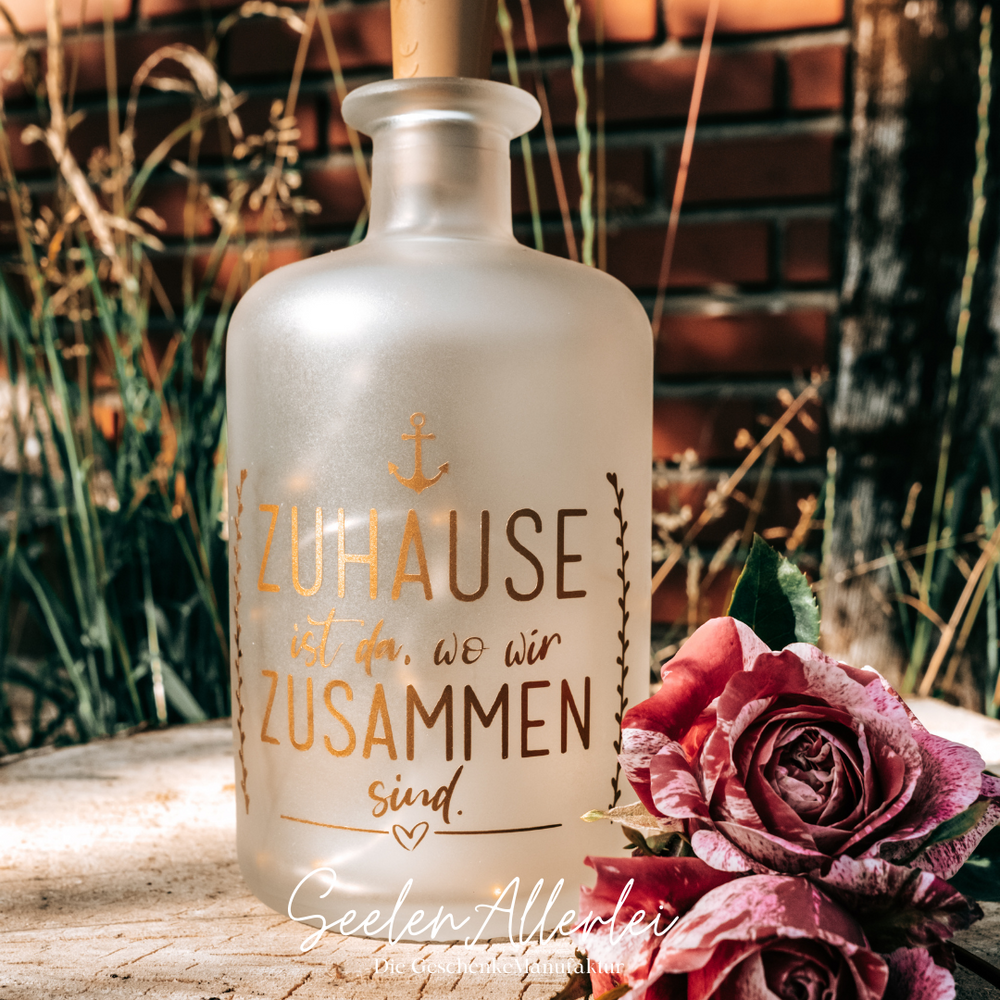 Personalisierte LED Leuchtflasche mit goldenem Spruch Zuhause ist da wo wir zusammen sind als Wohndekoration
