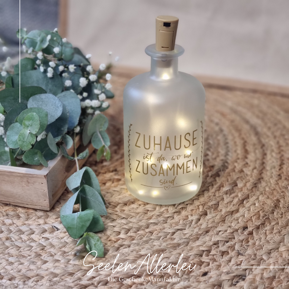 Personalisierte Apothekerflasche mit LED Licht und Spruch Zuhause ist da wo wir zusammen sind als Heimdekoration