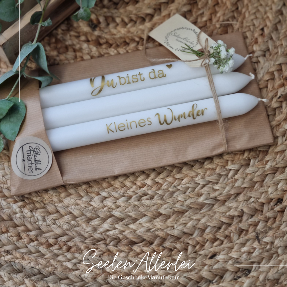 Personalisierte Kerzen Du bist da Kleines Wunder auf Holzuntergrund mit Eukalyptuszweigen