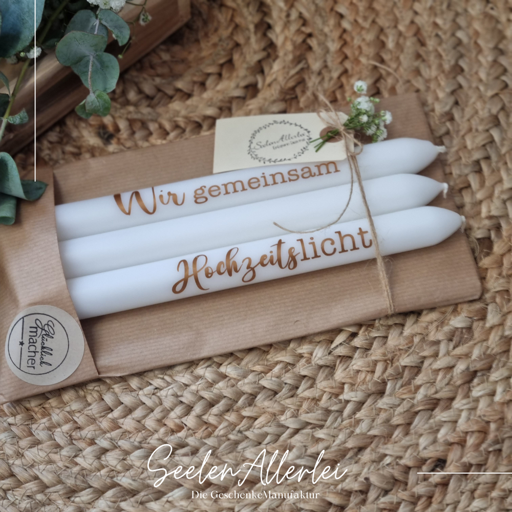 Personalisierte Stabkerzen Wir gemeinsam Hochzeitslicht auf Holzuntergrund mit romantischer Dekoration