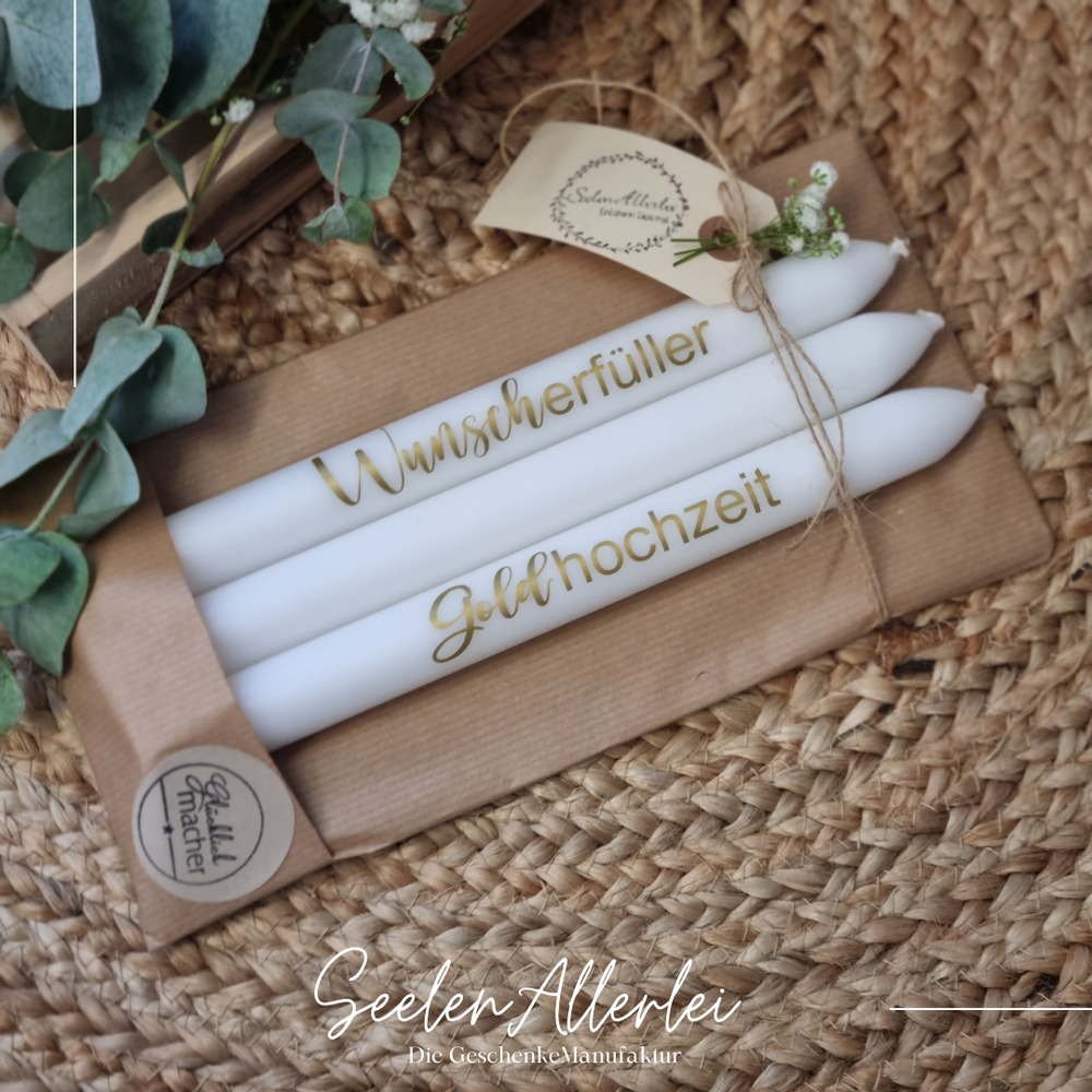 Stabkerzen personalisiert Wunscherfüller Goldhochzeit auf natürlichem Holzbrett mit Eukalyptus und Juteschnur