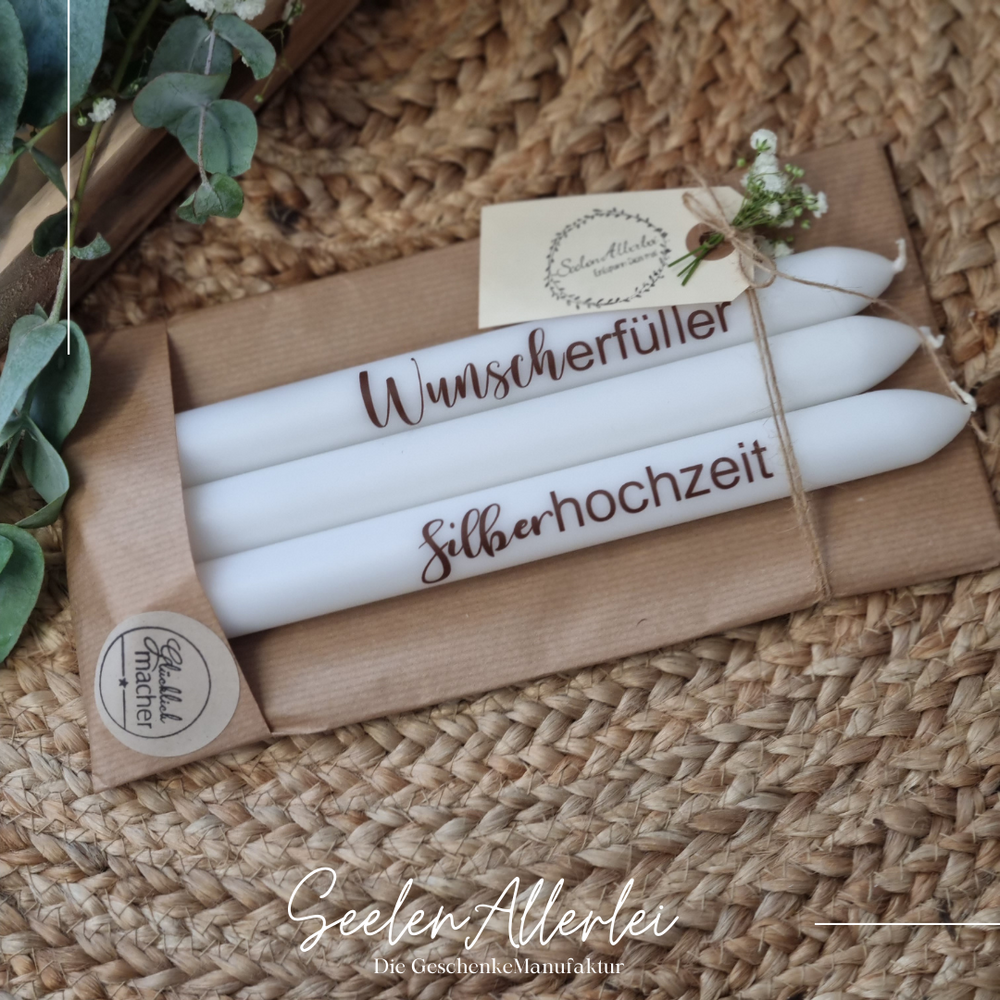 Stabkerzen Set Wunscherfüller Silberhochzeit personalisiert auf rustikalem Holzbrett mit Naturmaterialien