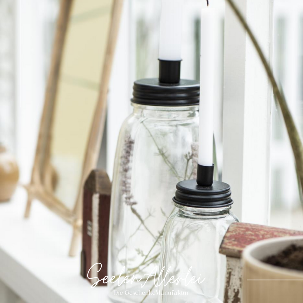 Dünne Stabkerzen verschiedene Farben in Glas Kerzenhaltern Fensterbank Dekoration Ambiente