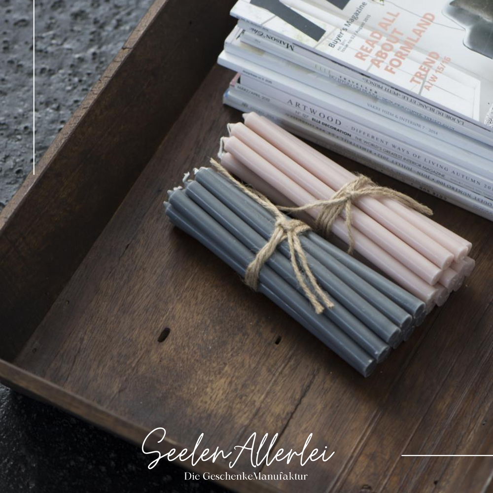 Bunte Stabkerzen sortiert in rustikaler Holzbox verschiedene Farben Aufbewahrung